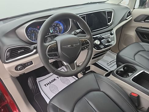 Used 2024 Chrysler Pacifica Touring-L FWD image 14