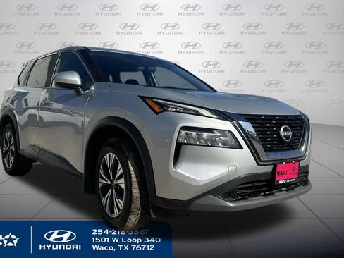 Used 2023 Nissan Rogue SV image 3