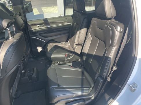 New 2026 Jeep Grand Cherokee L Limited w/ Limited Altitude Package AWD/4WD image 11