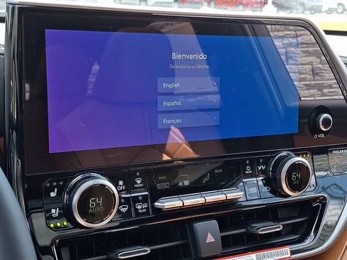 New 2026 Toyota Highlander Platinum AWD/4WD image 17
