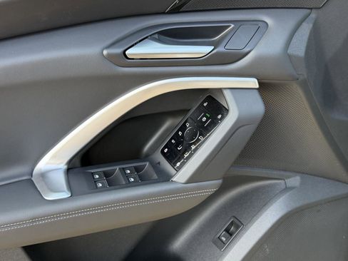 Used 2025 Audi Q5 Premium w/ Convenience Package image 11