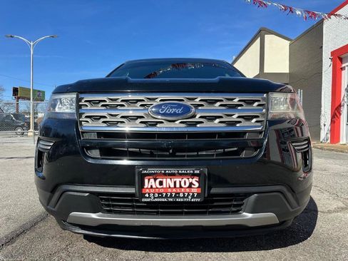Used 2018 Ford Explorer XLT image 2