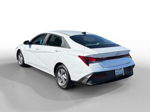 Certified 2025 Hyundai Elantra SE FWD image 3