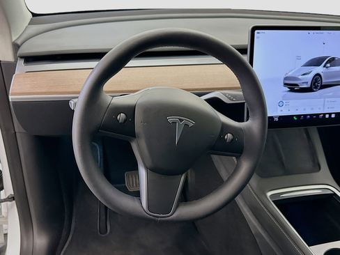 Used 2023 Tesla Model Y Long Range image 18
