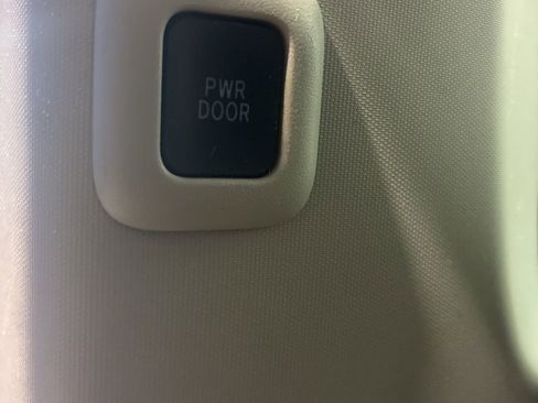 Used 2011 Toyota Sienna XLE image 27