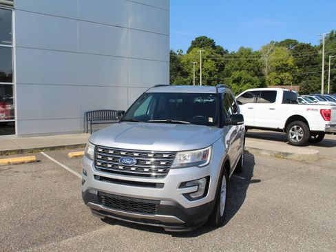 Used 2017 Ford Explorer XLT FWD image 4