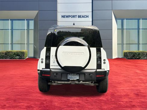 New 2026 Land Rover Defender 110 X-Dynamic SE image 10