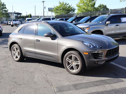 Used 2018 Porsche Macan AWD/4WD image 2