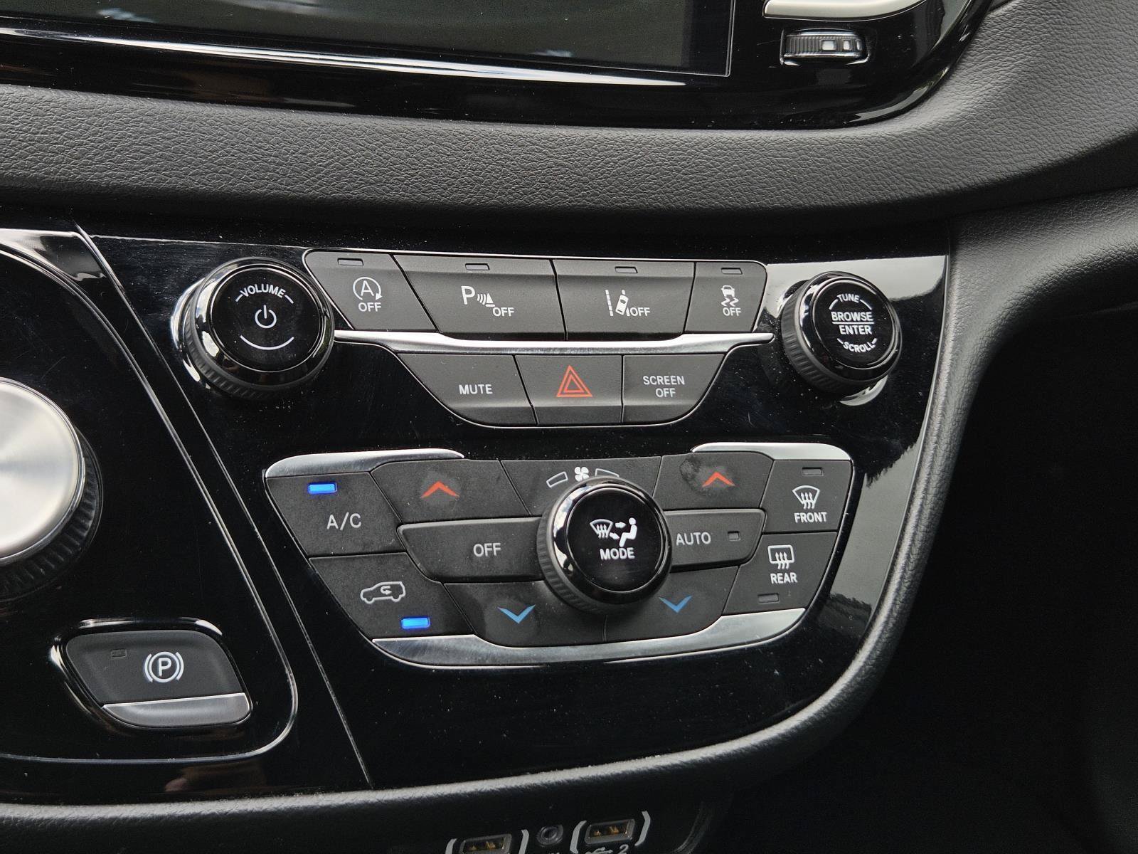 Used 2025 Chrysler Pacifica Select FWD image 17