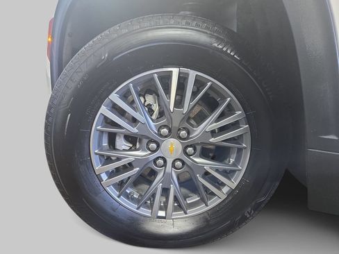 Used 2025 Chevrolet Traverse LT AWD/4WD image 37