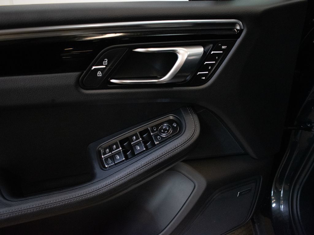 Certified 2026 Porsche Macan AWD/4WD image 19