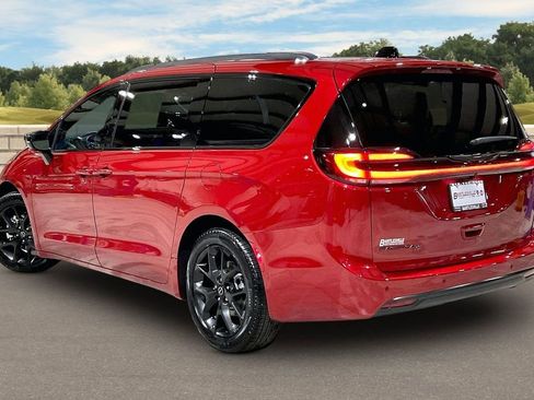 New 2026 Chrysler Pacifica Select image 3