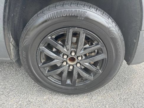 Used 2018 GMC Acadia SLT FWD image 9