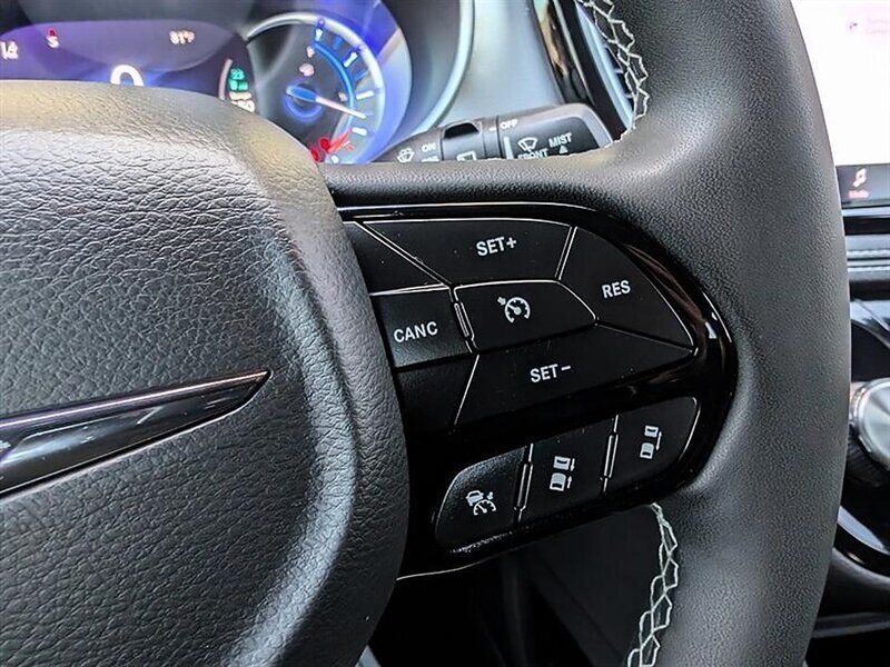 Used 2023 Chrysler Pacifica Limited w/ S Appearance Package FWD image 22