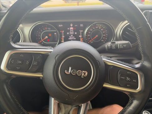 Used 2019 Jeep Wrangler Unlimited Sahara image 21