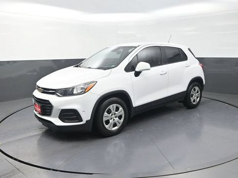Used 2018 Chevrolet Trax LS FWD image 3