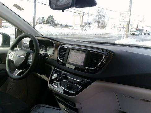 Used 2024 Chrysler Voyager LX image 23