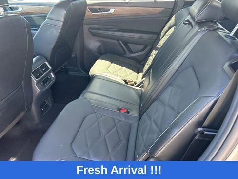 Used 2024 Volkswagen Atlas SE AWD/4WD image 16