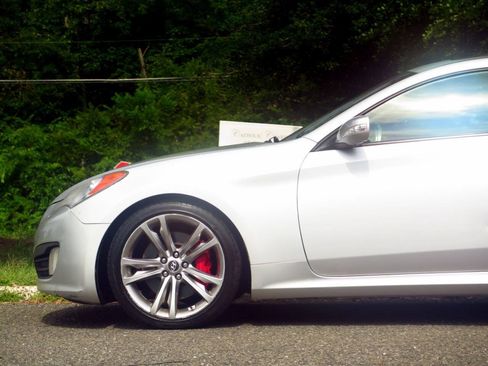 Used 2011 Hyundai Genesis 3.8 RWD image 20