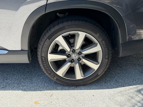 Used 2025 Honda Pilot Touring image 5