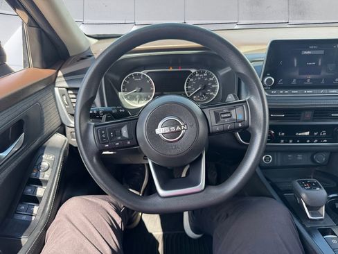 Used 2023 Nissan Rogue SV image 9