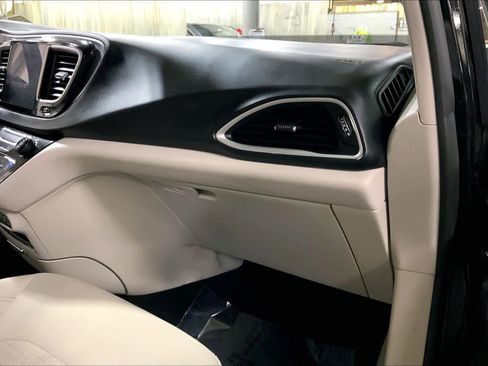 Used 2019 Chrysler Pacifica Touring Plus w/ Cold Weather Group image 18