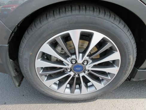 Used 2017 Ford C-MAX Energi Titanium w/ Equipment Group 501A FWD image 10