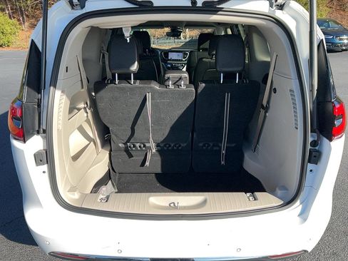Used 2024 Chrysler Pacifica Touring-L image 28