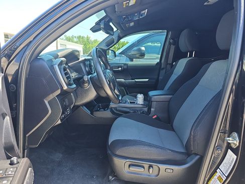 Used 2021 Toyota Tacoma TRD Off-Road w/ Technology Package AWD/4WD image 3