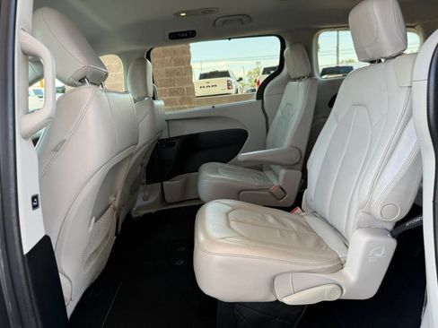Used 2017 Chrysler Pacifica Touring-L w/ Tire & Wheel Group FWD image 44