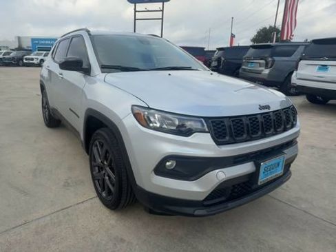 Used 2026 Jeep Compass Latitude AWD/4WD image 2