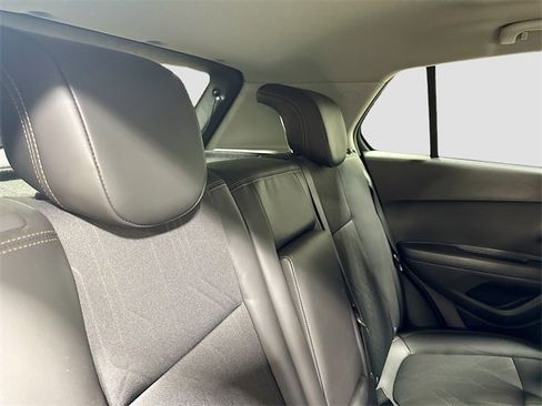 Used 2022 Chevrolet Trax LT w/ LT Convenience Package image 25