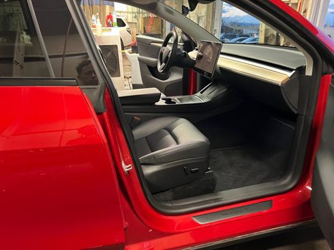 Used 2023 Tesla Model Y Long Range image 32