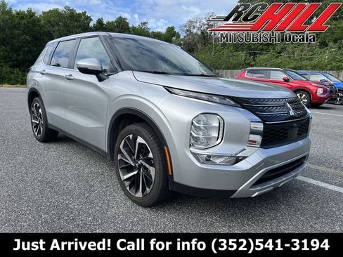 Used 2024 Mitsubishi Outlander SE image 1