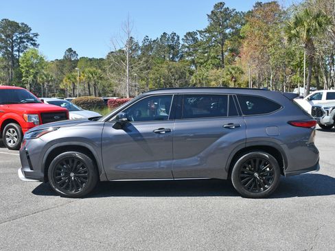 Used 2023 Toyota Highlander XSE image 2