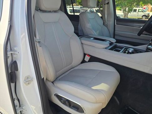 Used 2024 Jeep Wagoneer L Series II RWD image 14