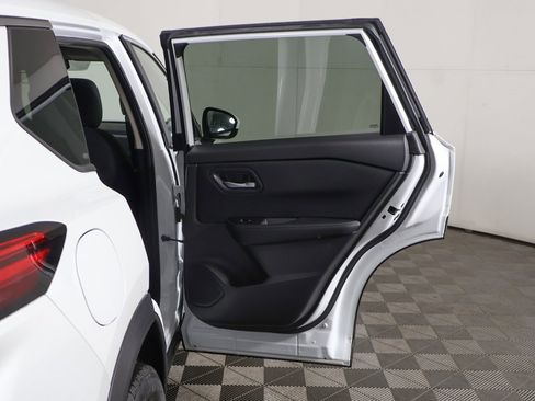 Used 2024 Nissan Rogue SV image 19