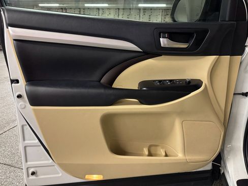 Used 2019 Toyota Highlander XLE image 15