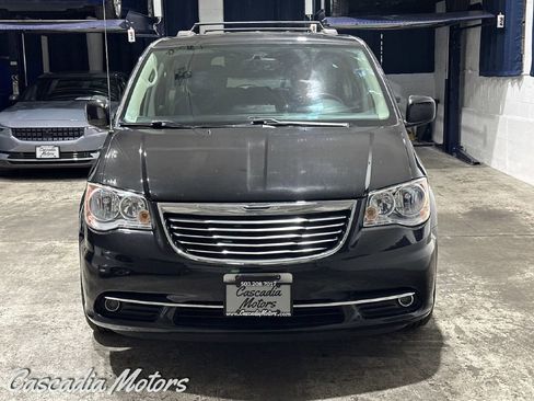 Used 2016 Chrysler Town & Country Touring image 2