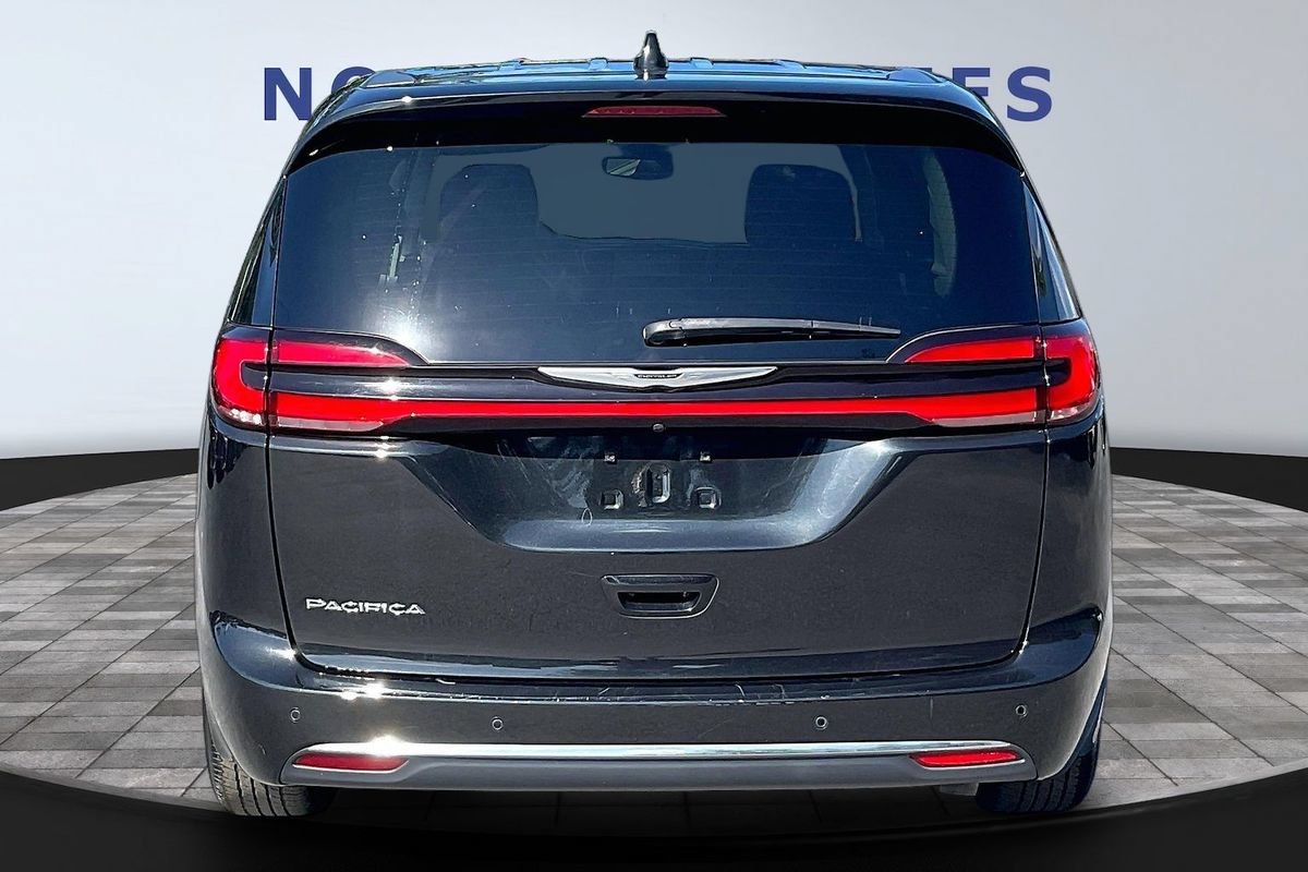 Used 2023 Chrysler Pacifica Touring-L FWD image 5