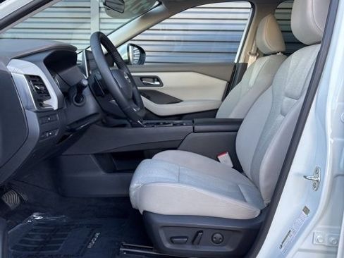 Certified 2025 Nissan Rogue SV image 5