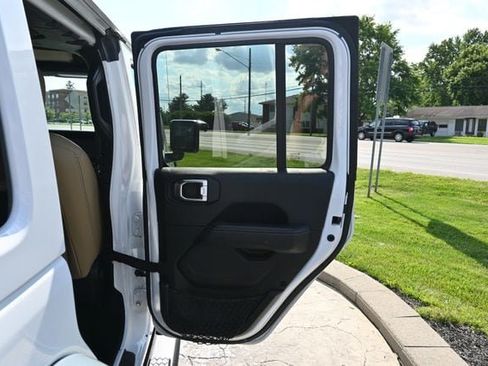 Used 2019 Jeep Wrangler Unlimited Sahara AWD/4WD image 20