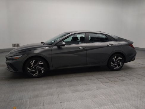 Used 2025 Hyundai Elantra SEL FWD image 2