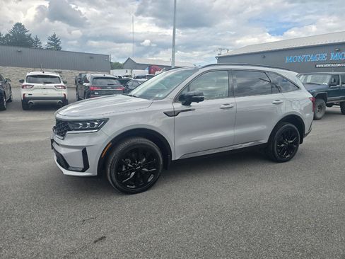 Used 2023 Kia Sorento AWD image 3