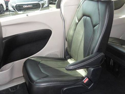 Used 2024 Chrysler Pacifica Touring-L FWD image 15