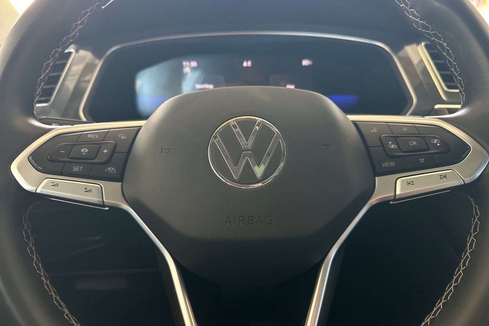 Used 2023 Volkswagen Tiguan SE w/ Panoramic Sunroof Package FWD image 24