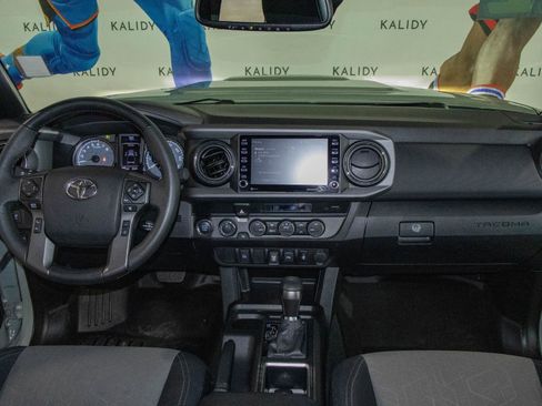Used 2022 Toyota Tacoma TRD Sport AWD/4WD image 3