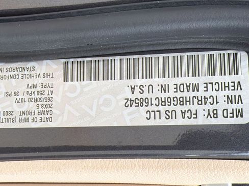 Used 2024 Jeep Grand Cherokee Limited w/ Luxury Tech Group II image 18