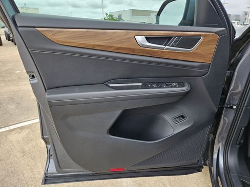 Used 2025 Volkswagen Atlas SE image 12