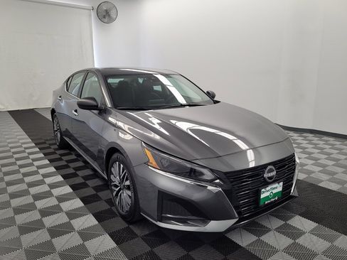 Used 2025 Nissan Altima 2.5 SV FWD image 13